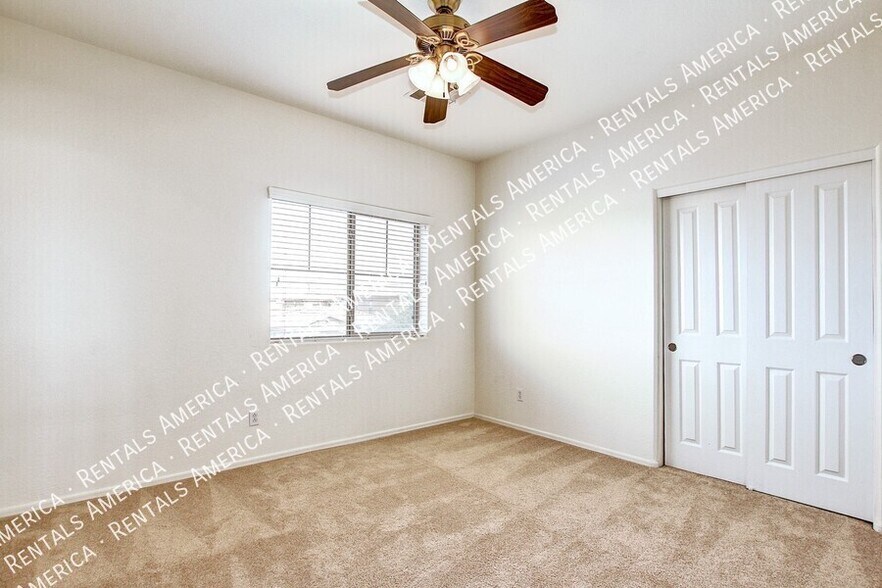 Building Photo - 935 E Blue Spruce Ln