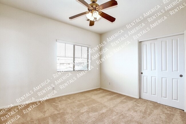 Building Photo - 935 E Blue Spruce Ln