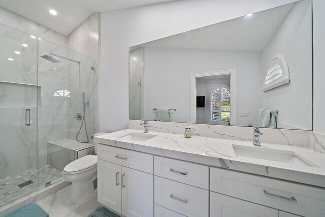 Building Photo - 3902 Fairway Dr S