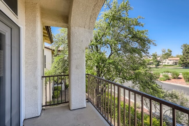 Building Photo - Discover this spacious and well-appointed 2-bedroom + office/den, 2-bath condo located in the hig...