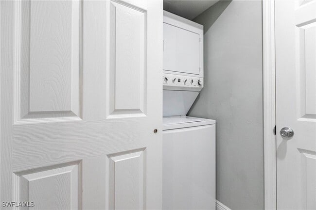 Building Photo - 1323 Solana Rd