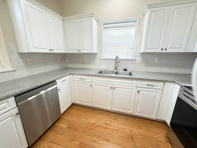 Building Photo - 8516 Shady Elm Dr