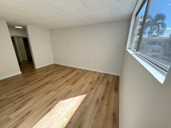 Building Photo - 1547 N Hayworth Ave