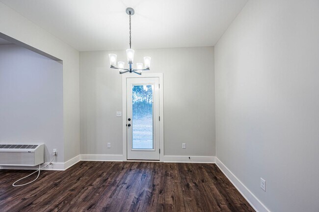 Building Photo - 809/811 Rodeo Lane