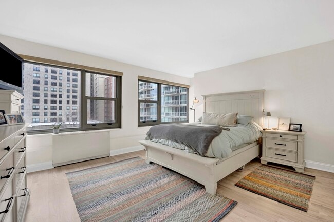 Building Photo - 247 E Chestnut St