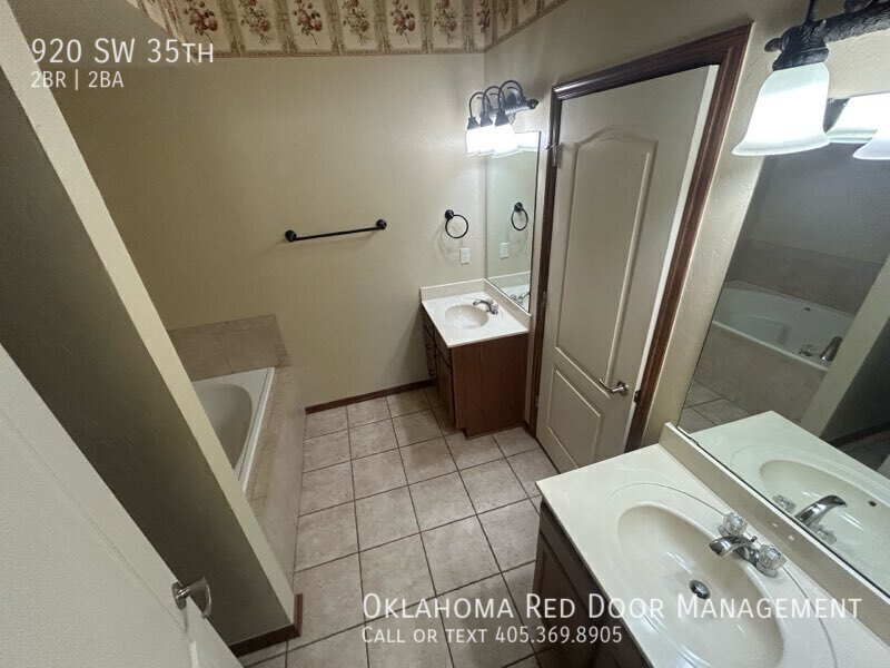 Building Photo - 920 SW 35th-