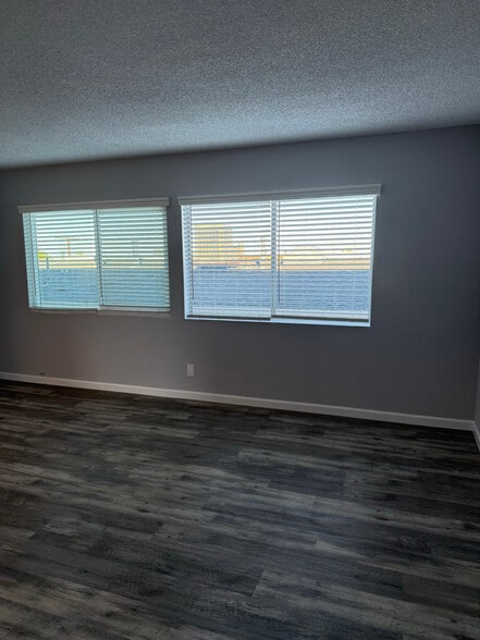 Building Photo - 966 W 11th St