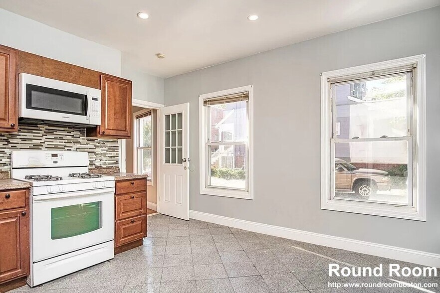 Building Photo - 28 Moreland St