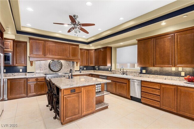 Building Photo - 9145 Tesoras Dr