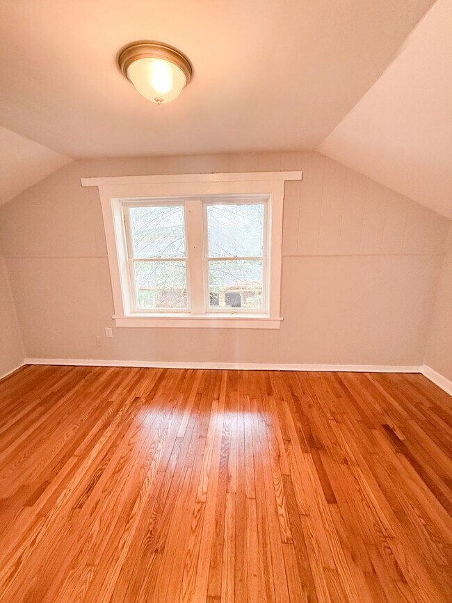 Building Photo - Newly Renovated 3 Bed/ 1.5 Bath With Hardwood Flooring!