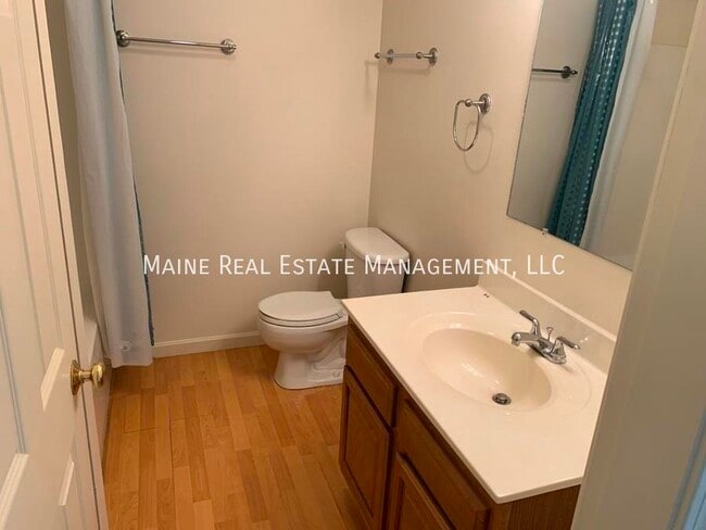 Building Photo - 5 River Village Dr