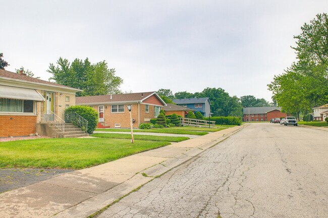 Building Photo - 737 E 157th Pl