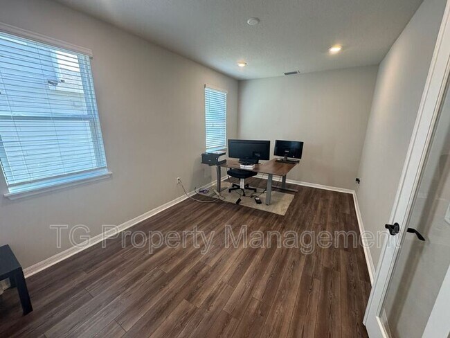 Building Photo - 217 Red Barn Rd