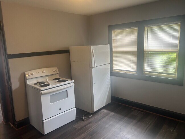 Building Photo - Nice 2 Bedroom 1 Bath