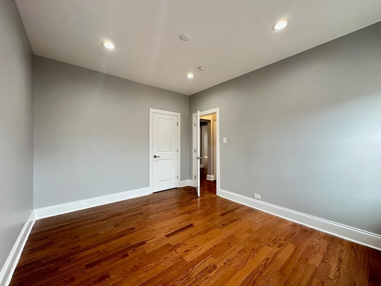 Building Photo - 1149 W Lunt Ave