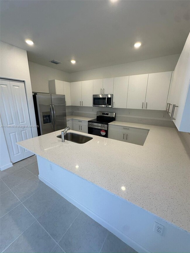 Building Photo - $2,450 2848 SE 26 Ter