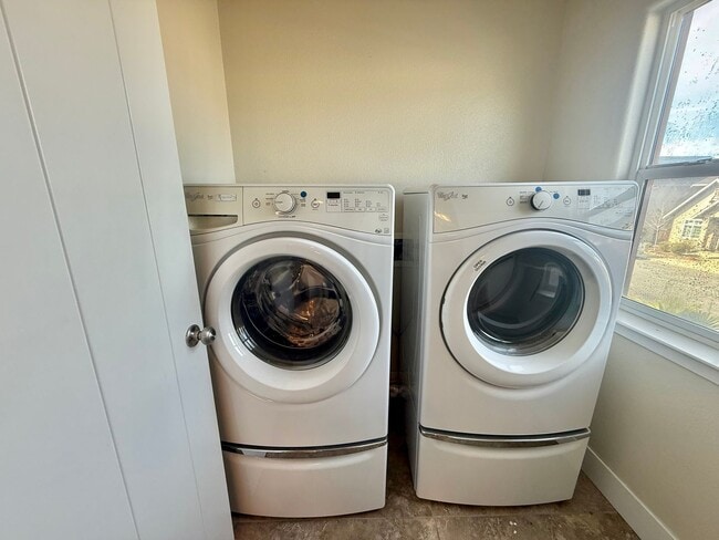 Building Photo - Hollister-Beautifully Updated 4BD/3BA Home with Garden Backyard in Prime Hollister Location