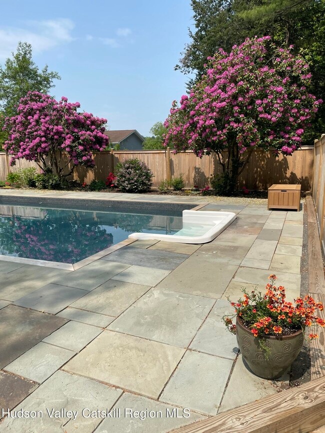 Building Photo - 10 Purdy Hollow Rd