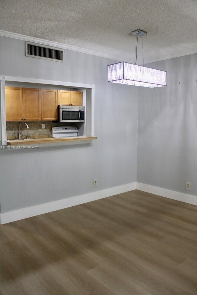 Building Photo - 210 Lakeview Dr