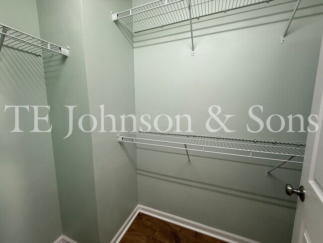 Building Photo - Spacious 4 Bedroom Home with Fenced Yard & Two Car Garage in Clemmons