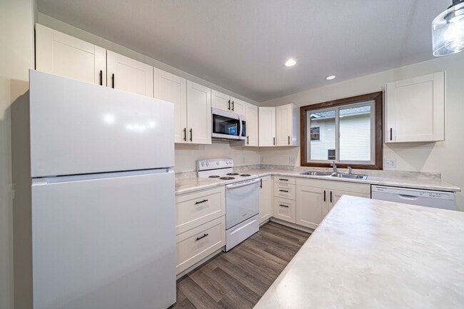 Building Photo - Brand New 5 Bedroom Duplex Unit!