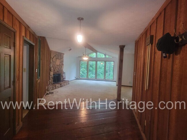 Building Photo - Charming Cabin Style Home on 1.3 Acres / F...