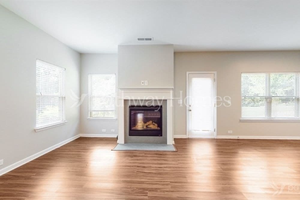 Building Photo - 3950 Lake Manor Way