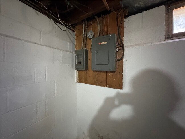 Building Photo - 16 Summit St