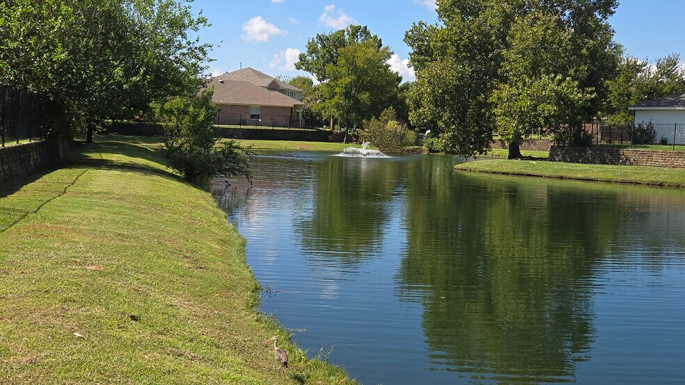 Building Photo - 6800 Oak Falls Dr