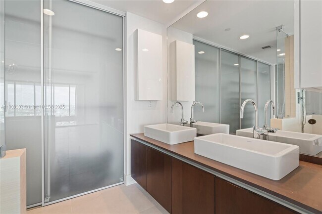 Building Photo - 1040 Biscayne Blvd