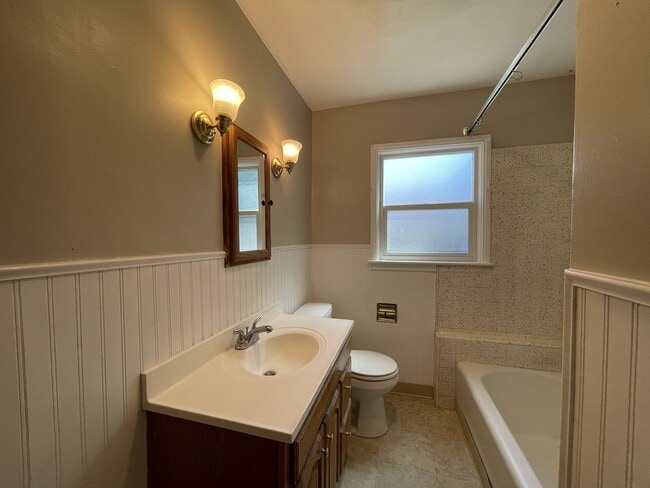 Building Photo - 568 E 9th Ave