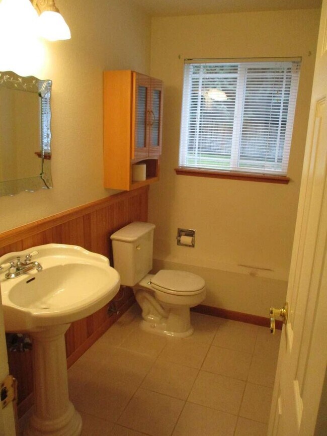 Building Photo - 3 Bedroom + Bonus, 2.5 Bathroom Gig Harbor...