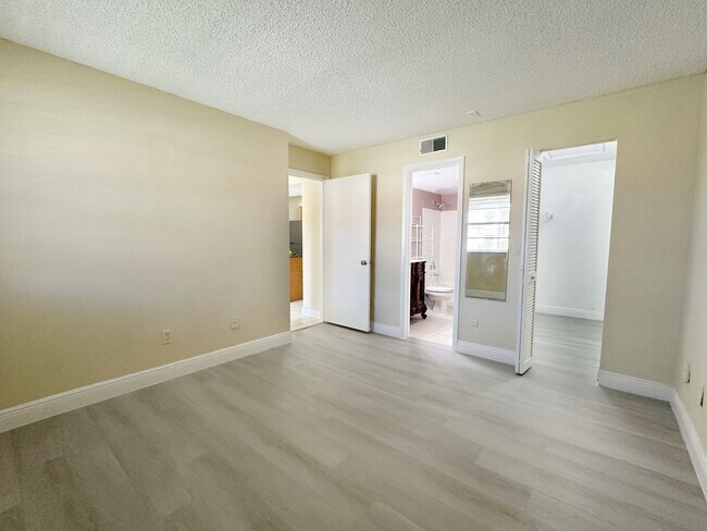 Building Photo - 1241 SW 46th Ave