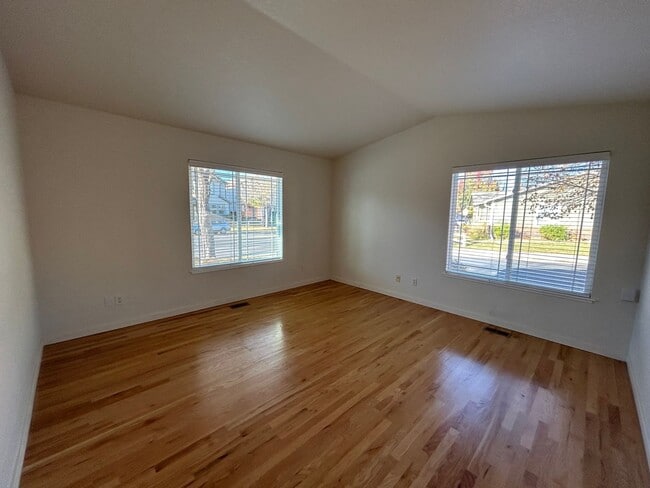 Building Photo - Bright & Updated Townhome in a Prime Fort Collins Location