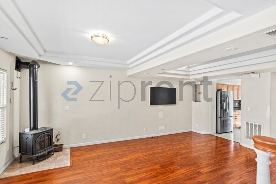 Building Photo - Unit 9