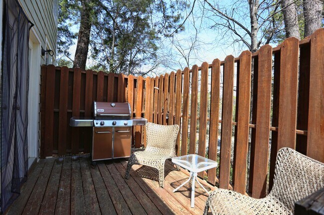 Building Photo - End Unit Townhome in the Heart of Chapel Hill