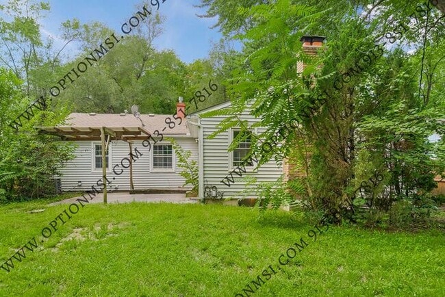 Building Photo - Available NOW in Raytown
