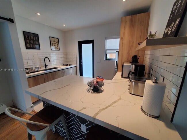 Building Photo - 740 SW 9th St