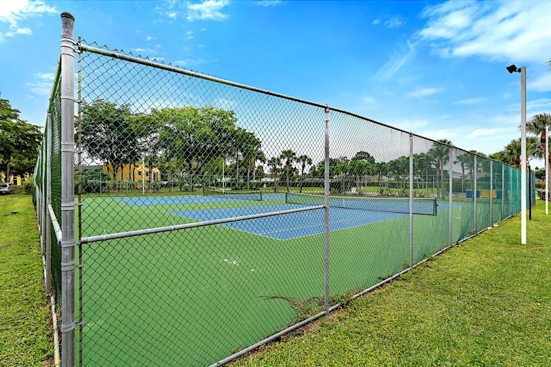 Building Photo - 1430 Meadows Cir W