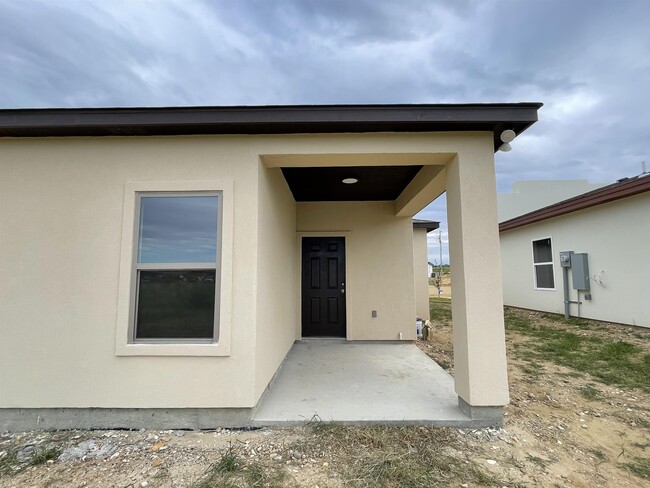 Building Photo - 6908 Molinos Dr