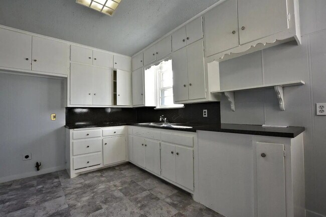 Building Photo - Cute 2/1 with Tons of Space!