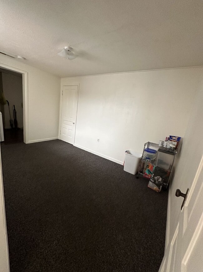 Building Photo - 3 Bed 1 Bath overlooking historic Grand Av...