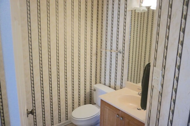 Building Photo - 5 BED | 2.5 BATH | SINGLE FAMILY HOME | BONUS ROOM | 2 CAR GARAGE