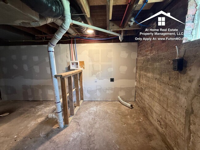 Building Photo - 210 W 6th St