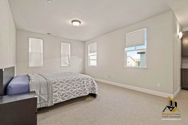 Building Photo - 232 Rochdale St