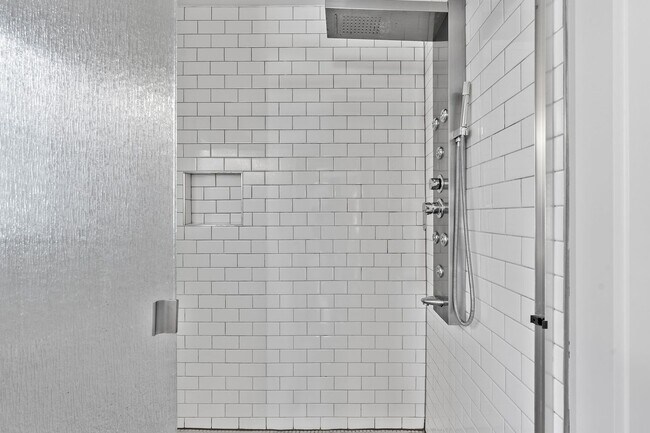 Building Photo - Available Now! 4 Bed, 3.5 Bath, Convenient...