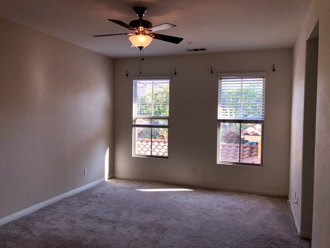 Building Photo - Wow, A Woodbury 3 BD, 2.5 BA Townhome