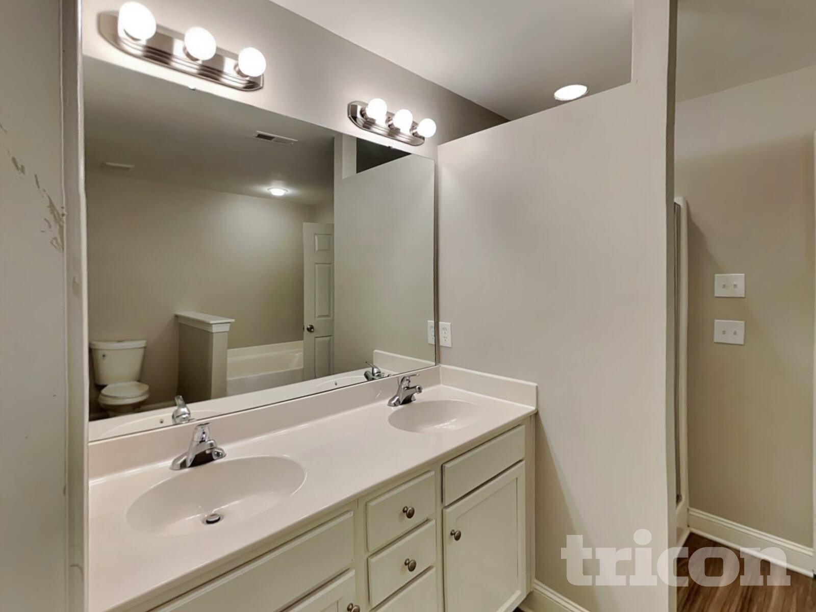 Building Photo - 1100 Bungalow Dr