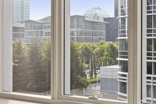 Building Photo - 301 Mission St