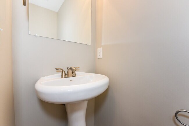 Building Photo - 2900 Summer Hollow Ct